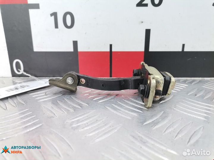 Ограничитель открывания двери Kia Carens 2 2005