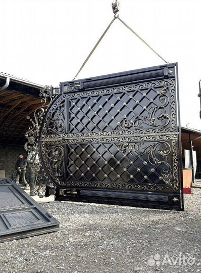 Черные матовые Ворота в Дербенте