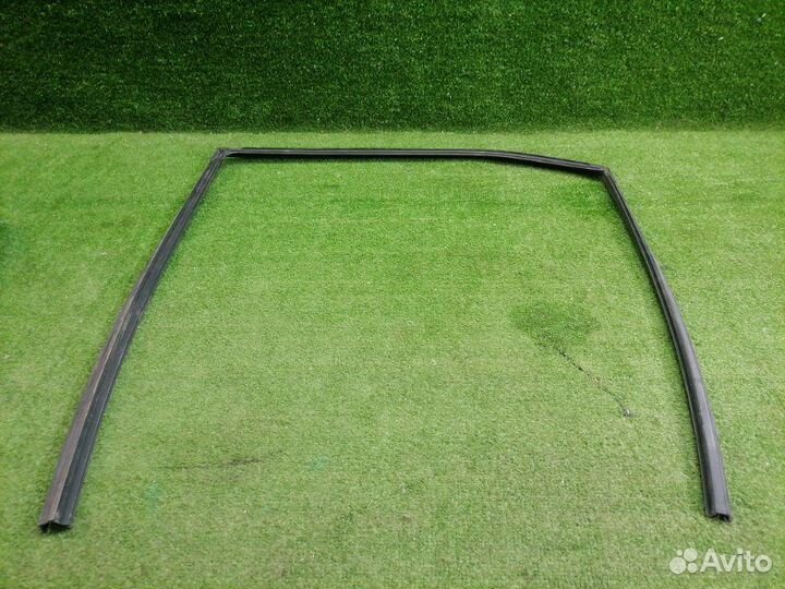 Уплотнитель стекла двери задний правый Toyota