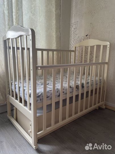 Детская кроватка с маятником и ящиком