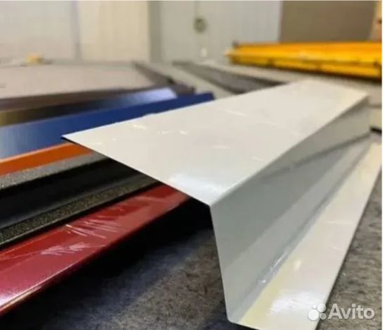 Вертикальный нащельник на сэндвич панель доборы