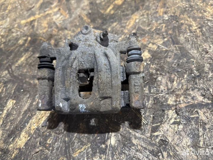 Суппорт тормозной задний правый Mercedes Vito 639