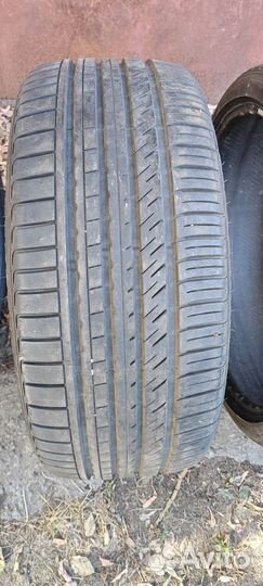 Kinforest KF550-UHP 245/35 R21 и 285/30 R21