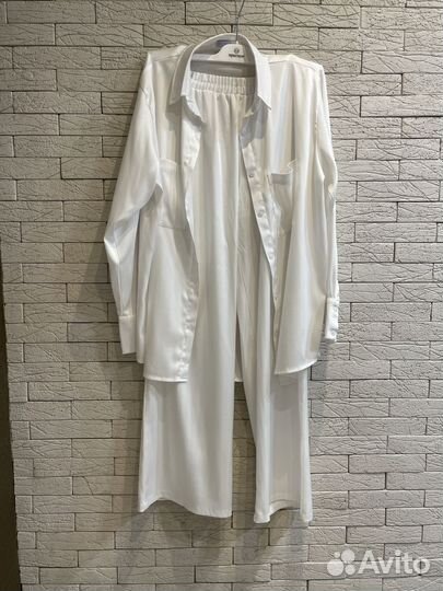 Атласный брючный костюм