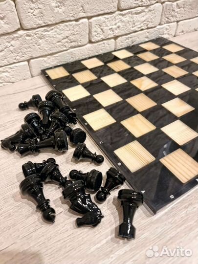 Шахматы ручной работы из смолы и дерева