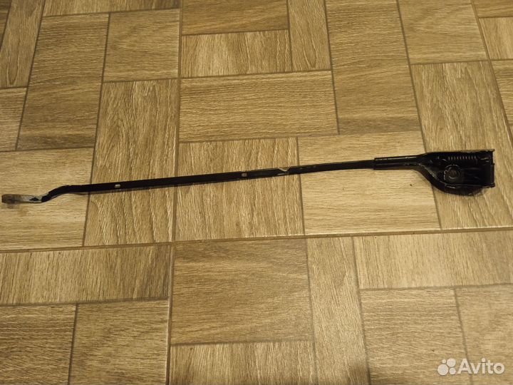 Поводок стеклоочистителя левый Audi 100, 200 C3