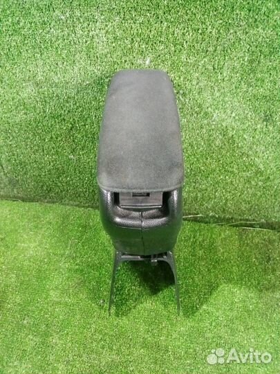 Подлокотник Volkswagen Polo 9N BKY (1.4) 2005