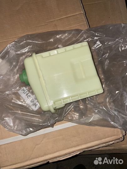 Бачок гура Audi 100 C4 A6 C4 A8 D3