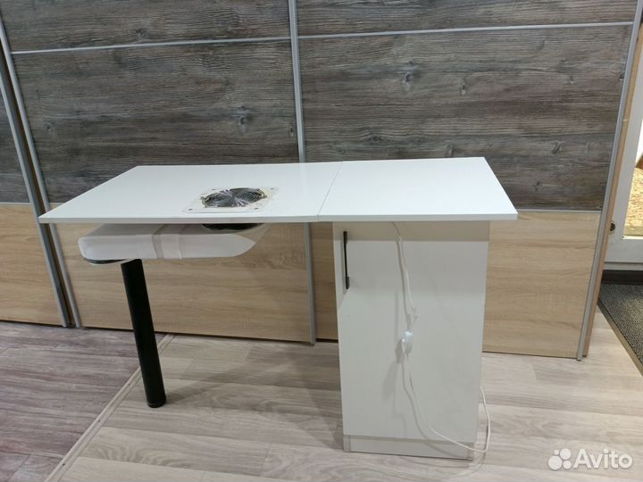 Маникюрный стол с вытяжкой