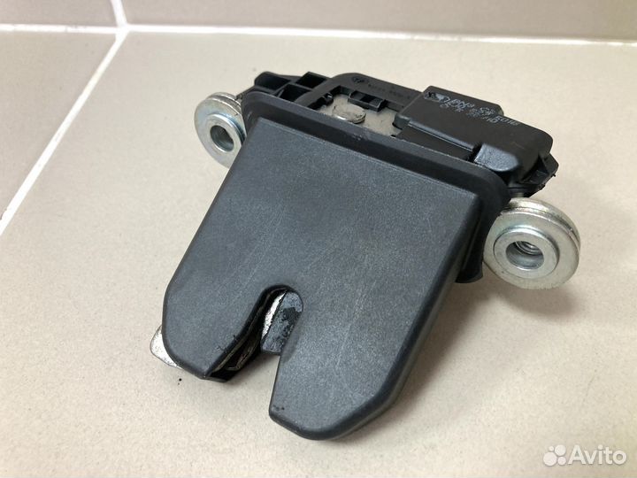 Замок двери багажника Skoda Fabia 2010-2015 г.в