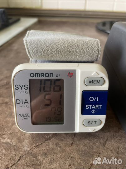 Тонометр на запястье omron