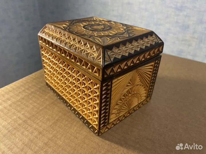 Деревянная шкатулка