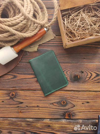 Кожаная обложка на паспорт ручной работы