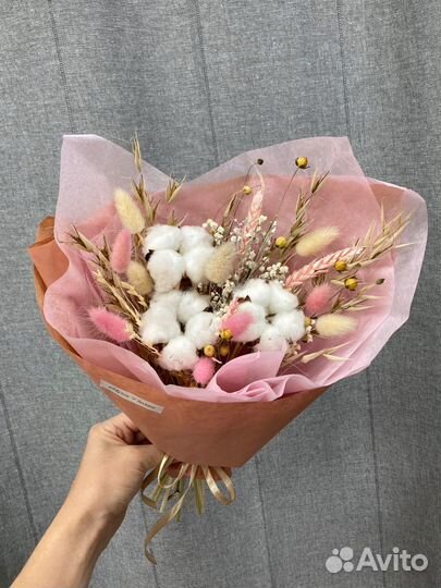 Букет из сухоцветов в натурально-розовой гамме