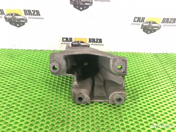 Кронштейн двигателя правый R Audi Q7 4L