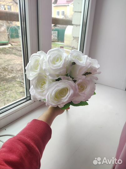 Искусственные розы белые