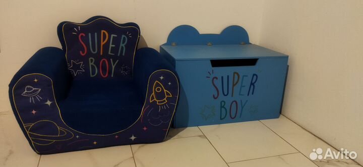 Комод и кресло