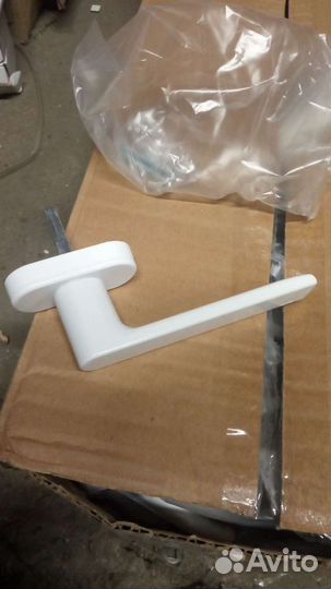 Ручки оконные болконные маскитные и другая фурниту