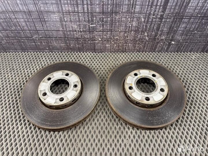 Тормозной диск передний Audi A4 B6 AMB 2004