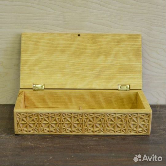 Шкатулка-купюрница с резьбой
