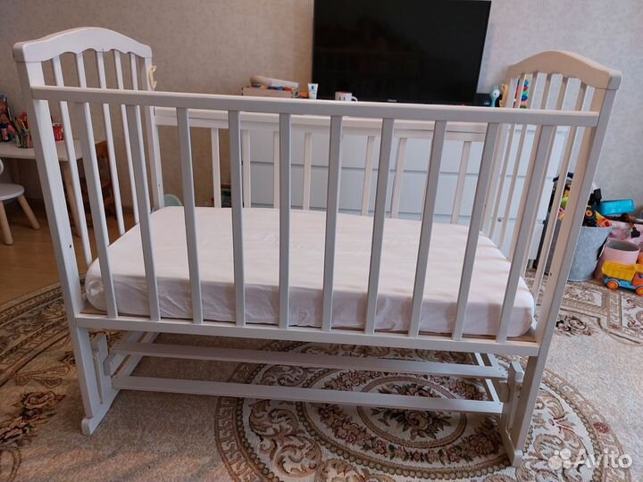 Детская кровать с маятником