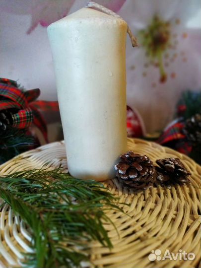 Белая восковая свеча