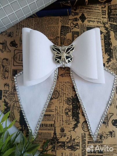 Белый большой бант на заколке автомат
