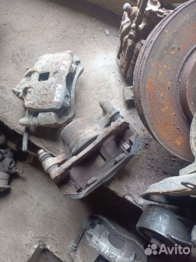 Передний суппорт Hyundai Accent