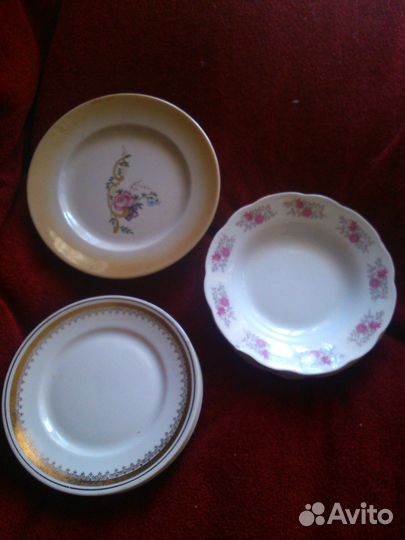 Набор посуды с огромным блюдом и разные тарелки