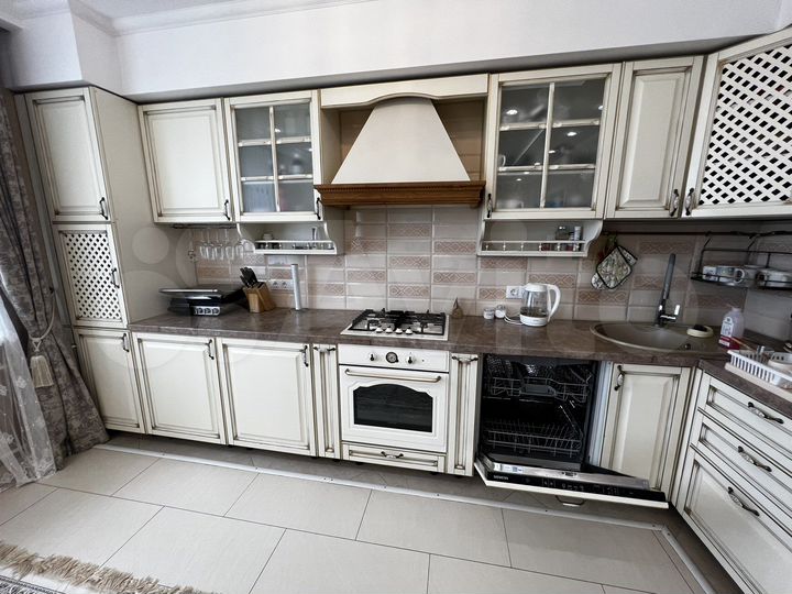 3-к. квартира, 85 м², 8/10 эт.