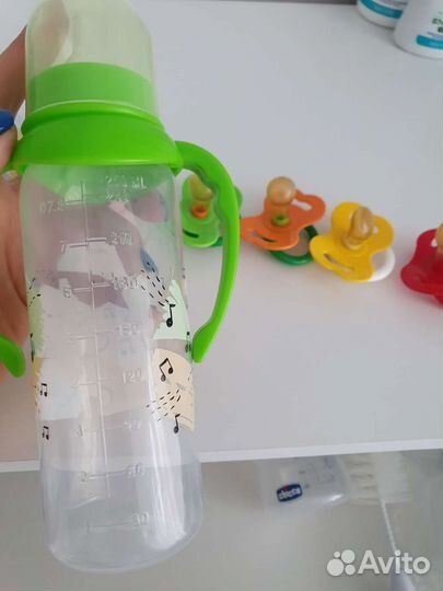 Пустышки, соски и бутылочка