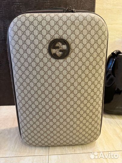 Чемодан на колесах ударопрочный