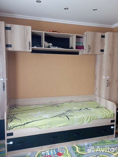 Кровать с навесной полкой и матрасом