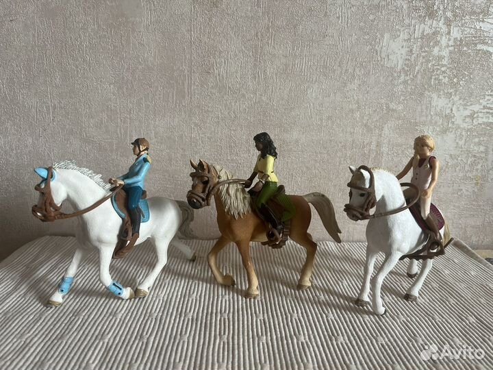 Лошади с наездниками Schleich