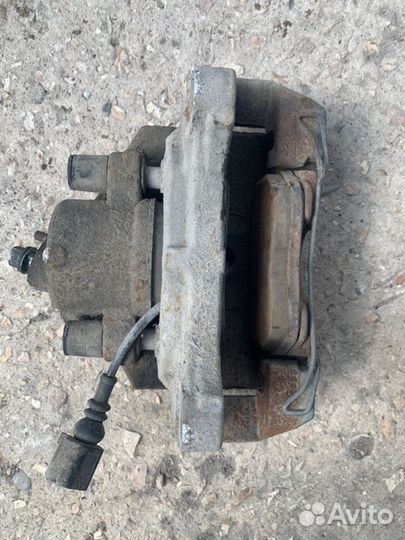 Суппорт передний левый Volkswagen Passat B6 2.0