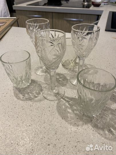 Хрустальные рюмки на ножке