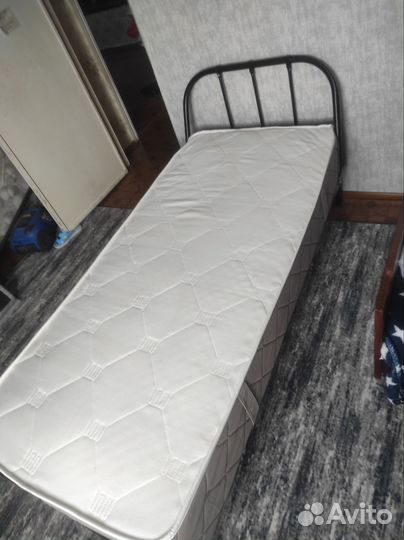 Кровать с матрасом