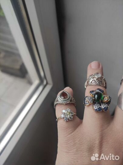 Колечко сдрагоценными камнями