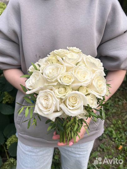 Букет невесты классический в белой гамме