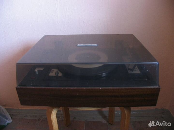 Проигрыватель пластинок Мелодия Melodia работает