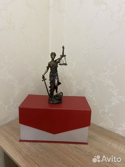 Статуэтка фемида