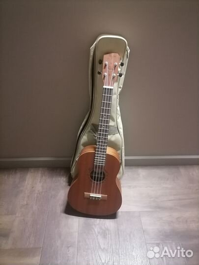 Укулеле баритон фирмы flight