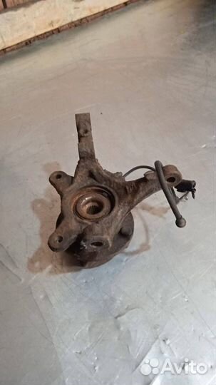 Кулак передний правый Smart Forfour 2005