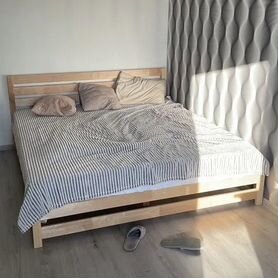 Деревянная двухспальная кровать