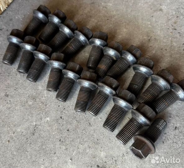 Болт колесный