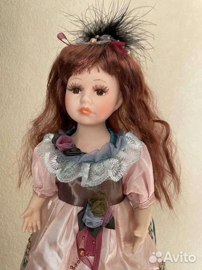 Кукла фарфоровая