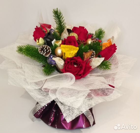 Сладкие новогодние букеты и композиции из конфет