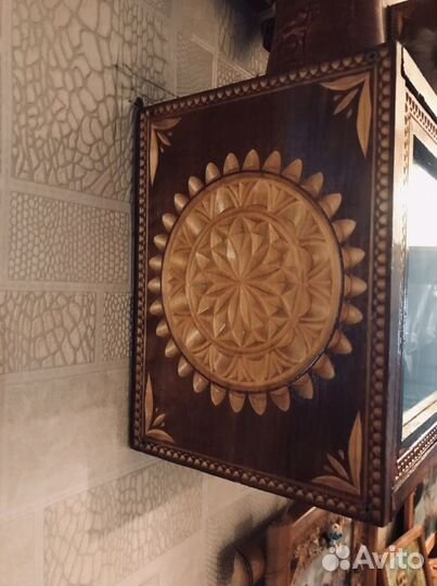 Навесная резная полка