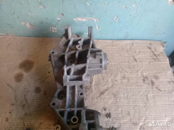 Кронштейн генератора 1.8 ARG Volkswagen Passat B5