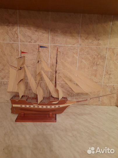 Модель парусника из дерева